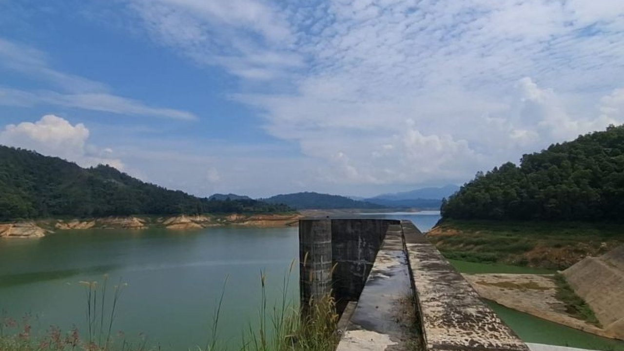 Balai Besar Wilayah Sungai (BBWS) Mesuji Sekampung tetap lakukan pemeliharaan infrastruktur SDA di Lampung meski ada efisiensi anggaran Kementerian PU sebesar Rp60,46 triliun, demi menjamin kelancaran irigasi dan pertanian.