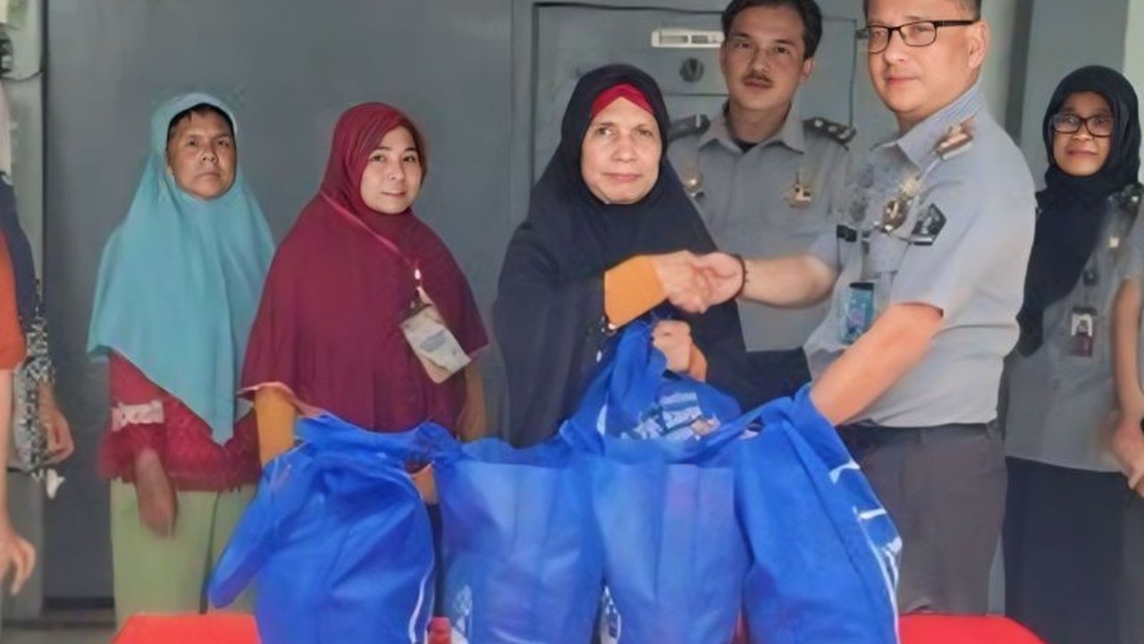Lembaga Pemasyarakatan Martapura, OKU Timur, Sumatera Selatan, menyalurkan bantuan sembako kepada keluarga warga binaan sebagai bentuk dukungan terhadap program akselerasi Kemenkumham dan upaya peningkatan kesejahteraan masyarakat sekitar.