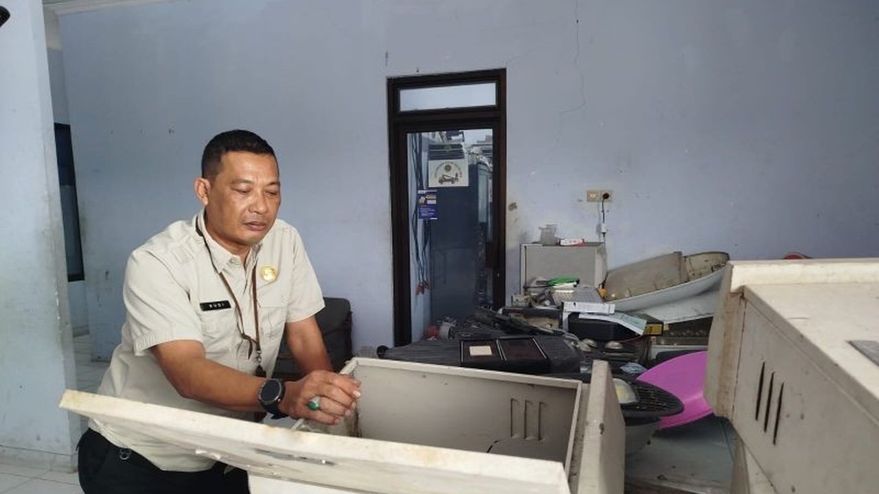 Dinas Perhubungan Ponorogo melaporkan pencurian puluhan aki baterai lampu Penerangan Jalan Tenaga Surya (PJTS) di sejumlah titik jalan, dengan kerugian ditaksir mencapai puluhan juta rupiah.