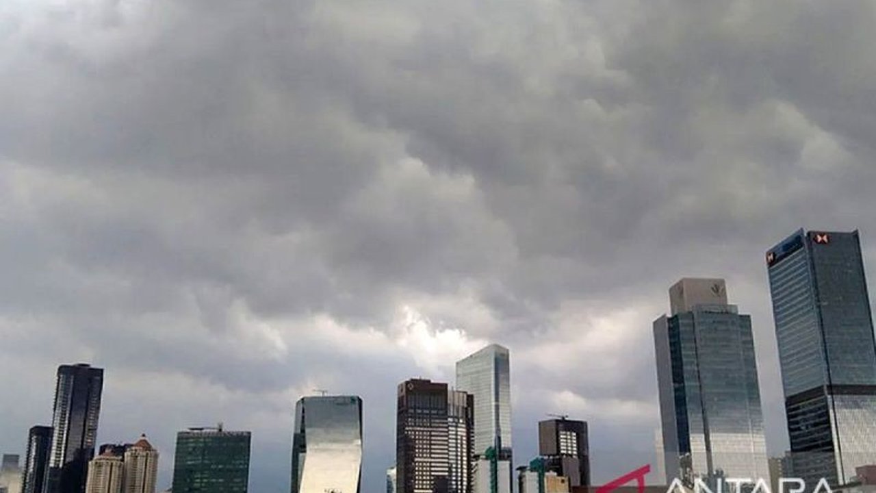 BMKG memprediksi cuaca Jakarta akan berawan sepanjang hari Kamis, dengan potensi hujan ringan di Jakarta Selatan dan Timur pada sore hari.