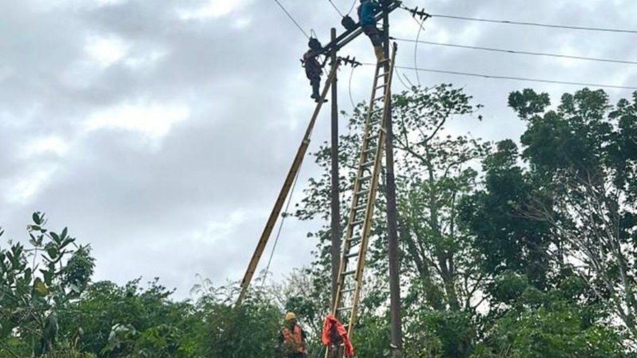 PT PLN (Persero) ULP Ruteng pastikan pasokan listrik andal untuk RSUD Borong di Manggarai Timur, NTT, yang baru diresmikan, mendukung program modernisasi rumah sakit di Indonesia.
