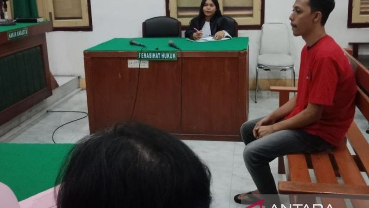 Jaksa tuntut Khairul Munanda, pemuda Aceh, 17 tahun penjara karena terbukti menjadi kurir 3,2 kg sabu-sabu dari Aceh ke Lombok.