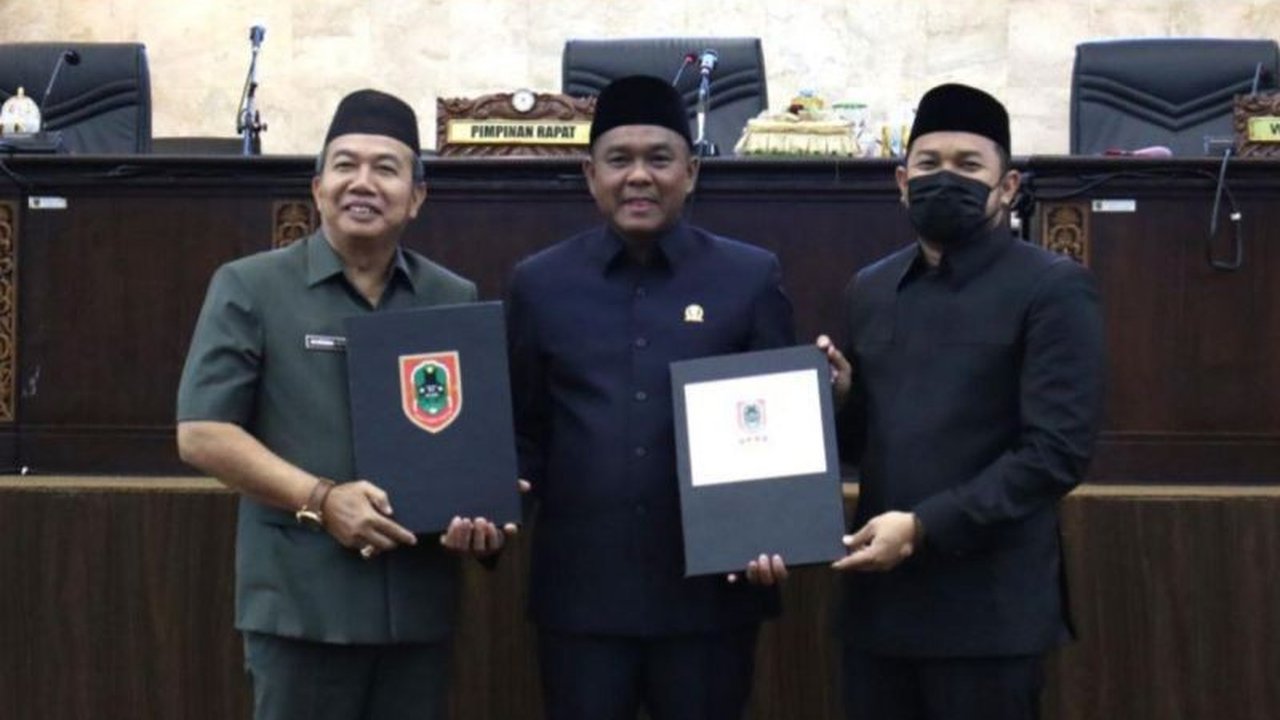 DPRD Kalimantan Selatan resmi mengesahkan dua Raperda, yaitu tentang Penyelenggaraan Riset dan Inovasi Daerah serta Keperpustakaan dan Pembudayaan Literasi, guna mendorong kemajuan daerah.