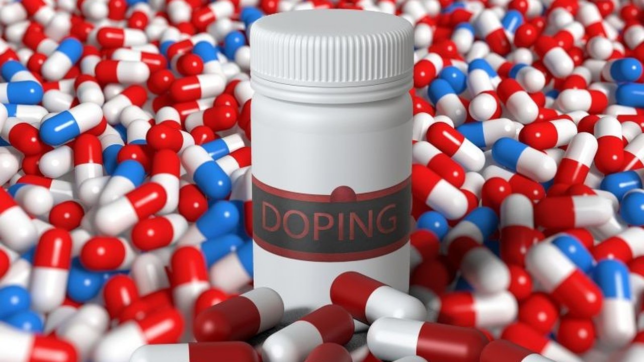 Atlet angkat besi Muhammad Ibnul Rizqih menerima sanksi larangan bertanding selama empat tahun dari IADO karena terbukti menggunakan zat terlarang, furosemide.