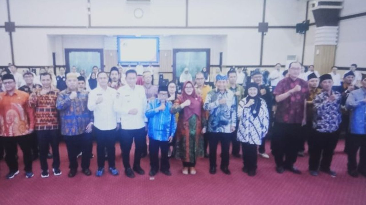 Penjabat Gubernur Sulsel mengukuhkan pengurus Forum Pembaruan Kebangsaan (FPK) Sulsel periode 2025-2028 untuk menjaga harmoni dan keberagaman di tengah masyarakat Sulawesi Selatan.