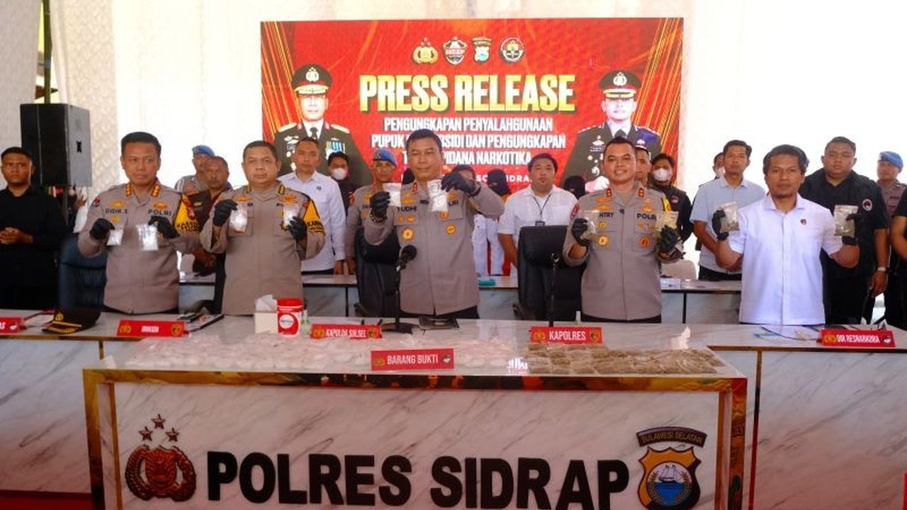 Pengungkapan kasus narkoba dan penyalahgunaan pupuk subsidi di Sidrap, Sulawesi Selatan, oleh Kepolisian Daerah Sulawesi Selatan berhasil mengamankan barang bukti senilai miliaran rupiah dan menangkap sejumlah tersangka.