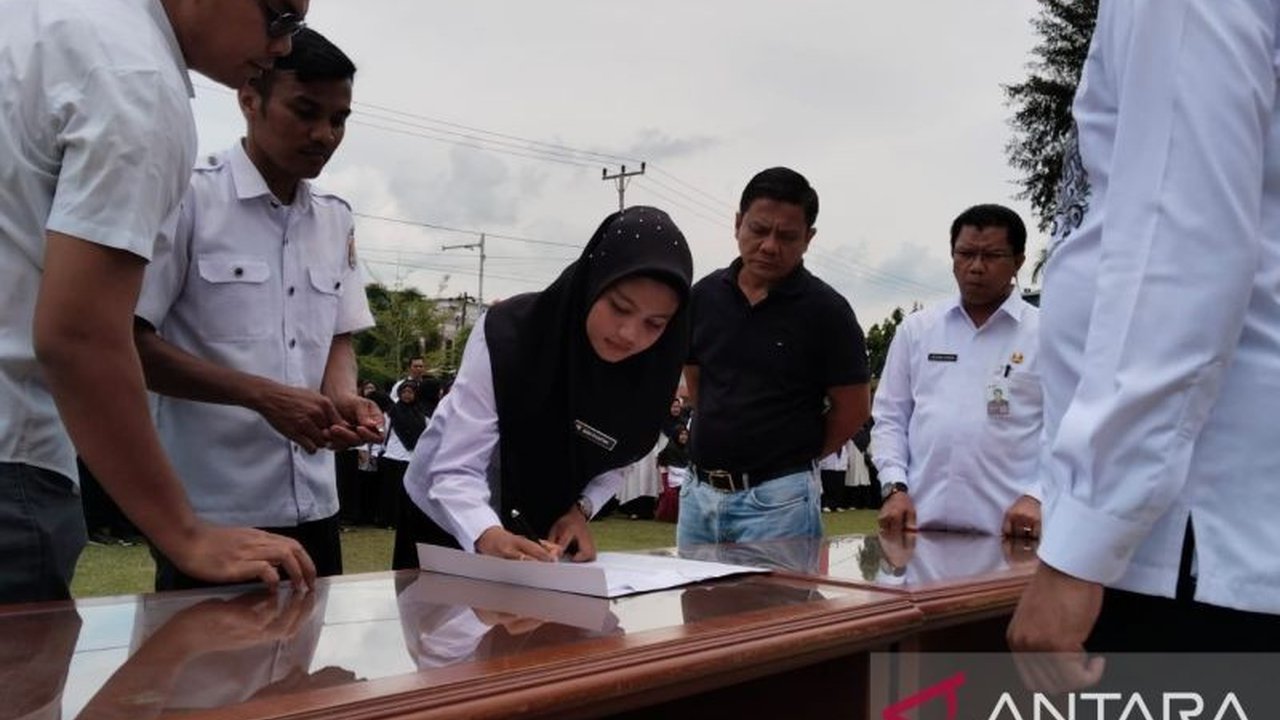 Pemkot Pariaman telah melantik 588 tenaga honorer menjadi PPPK, namun 43 guru honorer masih menunggu proses pelantikan karena kendala teknis dan waktu.