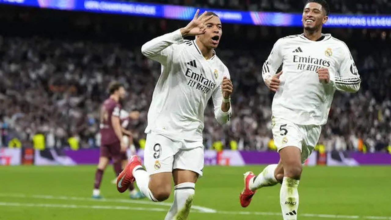 Bomber Real Madrid, Kylian Mbappe, merayakan hattrick yang dicetaknya ke gawang Man City bersama rekan setimnya, Jude Bellingham, dalam pertandingan leg kedua play-off 16 besar Liga Champi