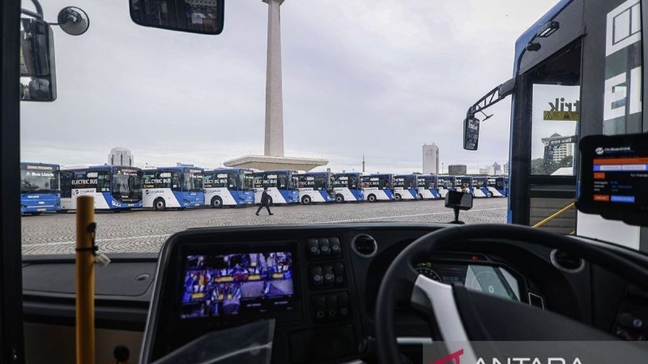 30 unit bus listrik Transjakarta tipe 'low entry' digunakan sebagai shuttle untuk mobilitas kepala daerah yang dilantik di Istana Negara, mendukung komitmen Jakarta sebagai kota dengan nol emisi karbon.