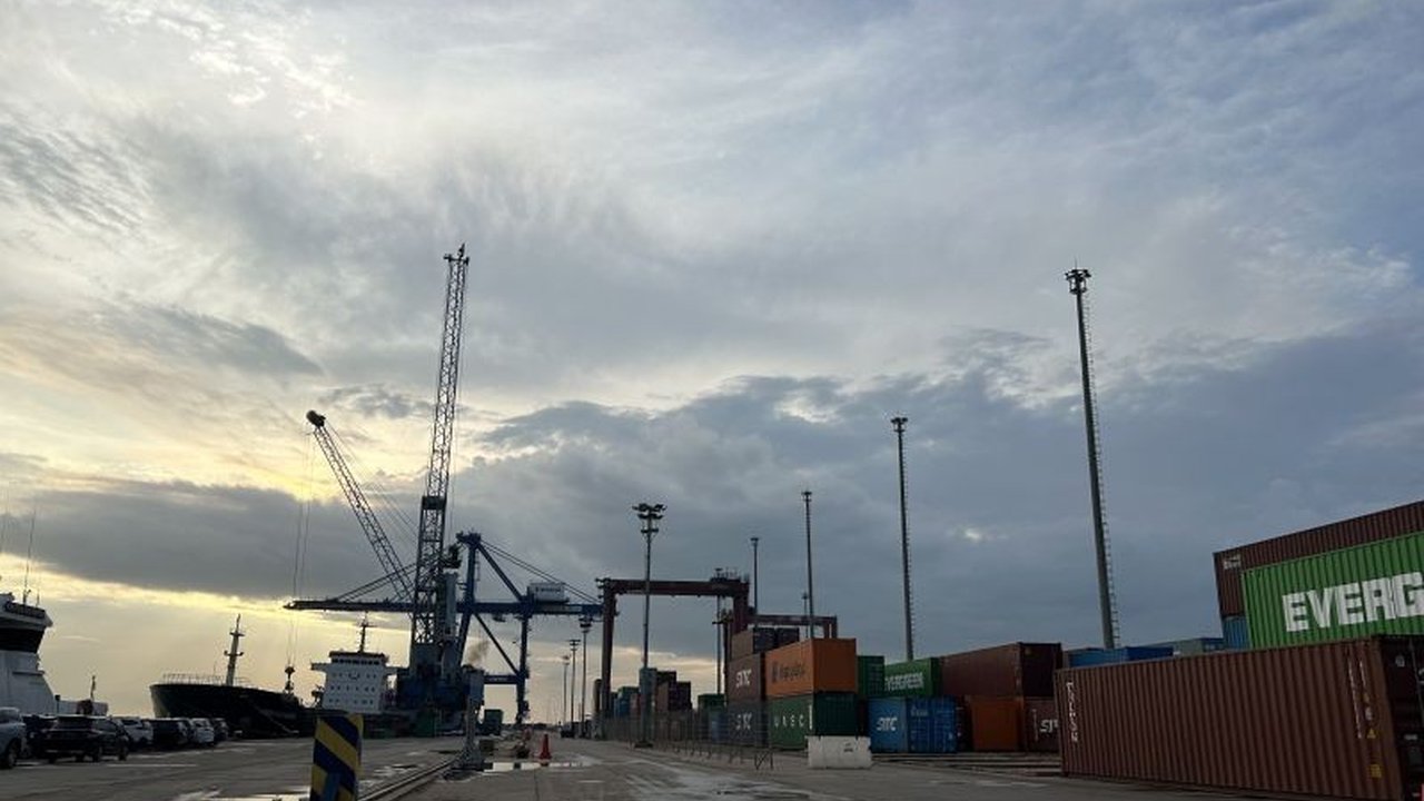 BMKG memprakirakan hujan dengan intensitas bervariasi akan terjadi di banyak kota besar Indonesia hari ini, dengan potensi hujan petir di beberapa wilayah.