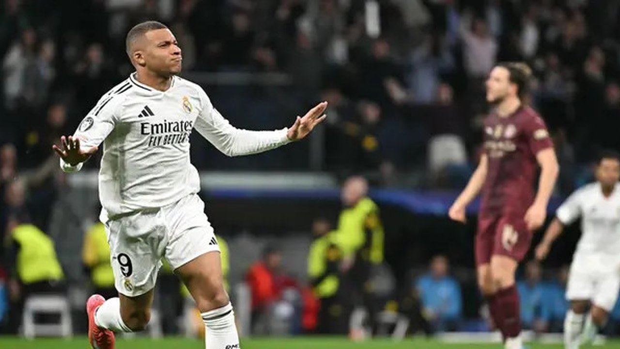 Pemain depan Real Madrid asal Prancis Kylian Mbappe merayakan gol pembuka selama pertandingan play-off fase gugur Liga Champions UEFA antara Real Madrid CF dan Manchester City di stadion S