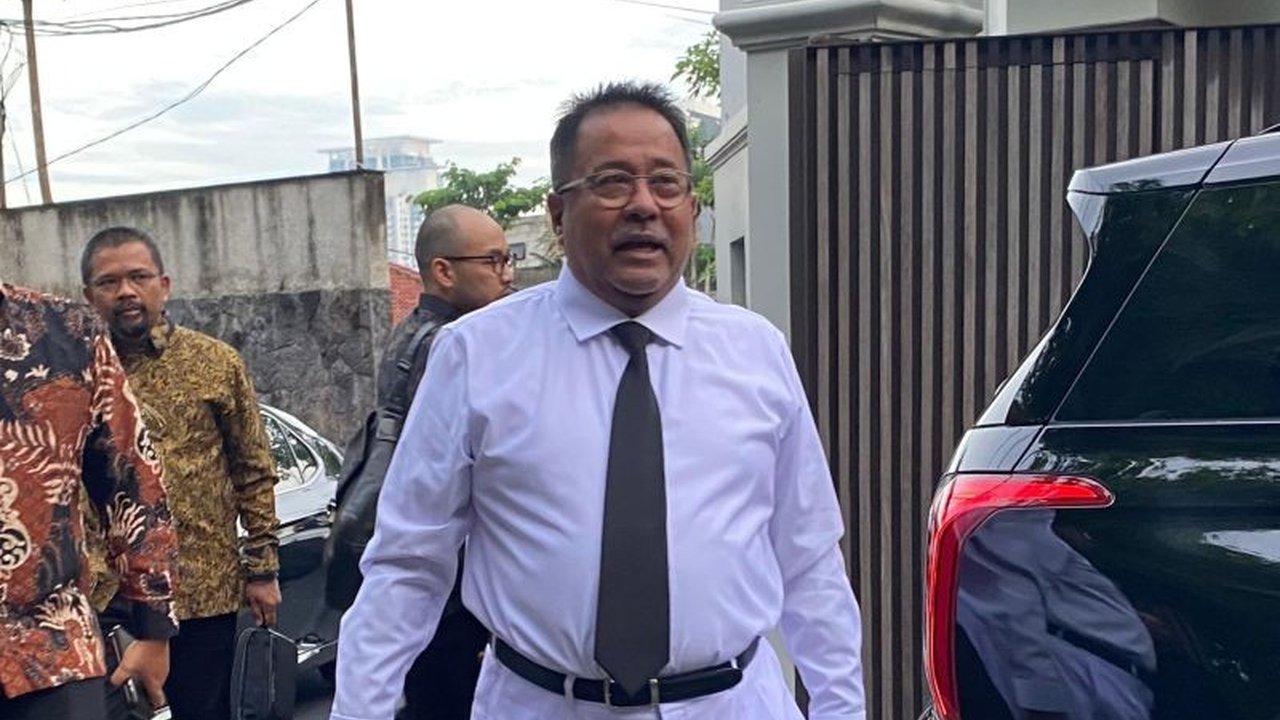 Pramono Anung dan Rano Karno, Gubernur dan Wagub DKI Jakarta yang baru dilantik, akan langsung fokus pada pengerukan kali dan sungai di Jakarta untuk mencegah banjir.