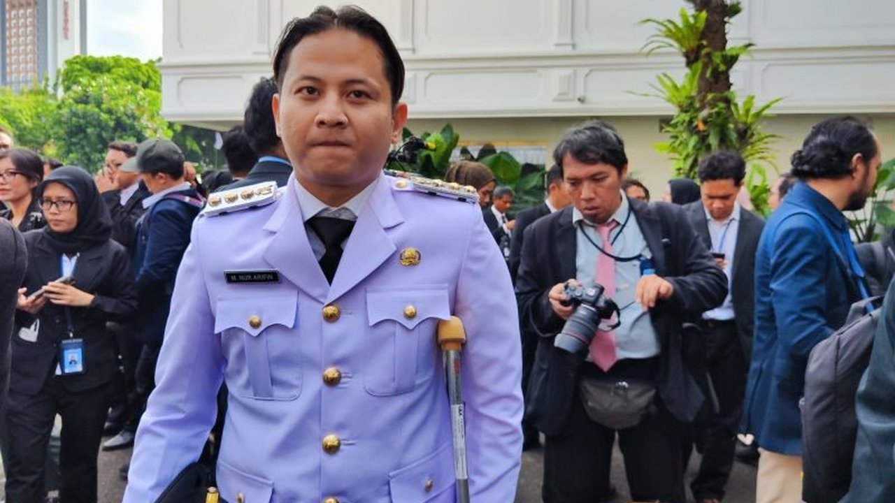 Bupati Trenggalek, Mochamad Nur Arifin, tetap menghadiri pelantikan di Istana Merdeka meskipun mengalami cedera ligamen pergelangan kaki dan harus menggunakan tongkat kruk.