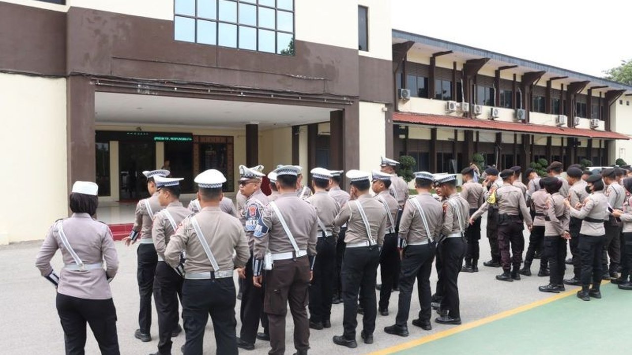 Polresta Barelang Bagikan Helm dan Sayuran, Edukasi Keselamatan Berlalu Lintas