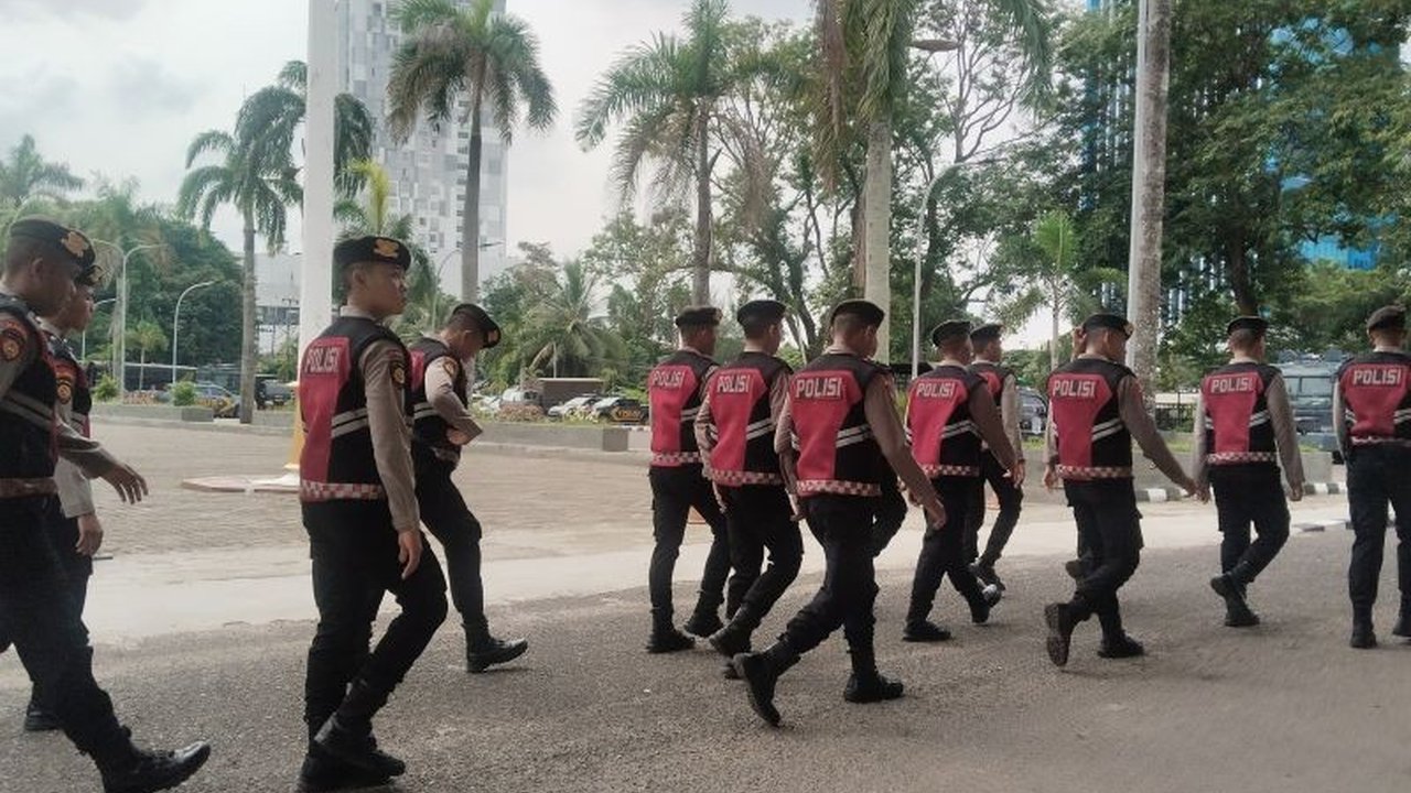541 personel gabungan Polri dan Satpol PP bersiaga mengamankan aksi demonstrasi mahasiswa di Simpang Lima DPRD Sumsel, Palembang, yang dijadwalkan pada Kamis, 20 Februari 2024.