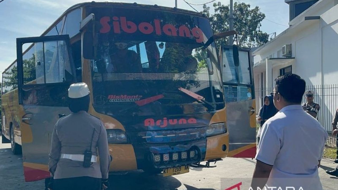 Polresta Balikpapan melakukan pemeriksaan kelayakan kendaraan dan tes urine terhadap sopir bus AKAP di Terminal Batu Ampar untuk memastikan keamanan dan keselamatan penumpang selama musim mudik Lebaran.