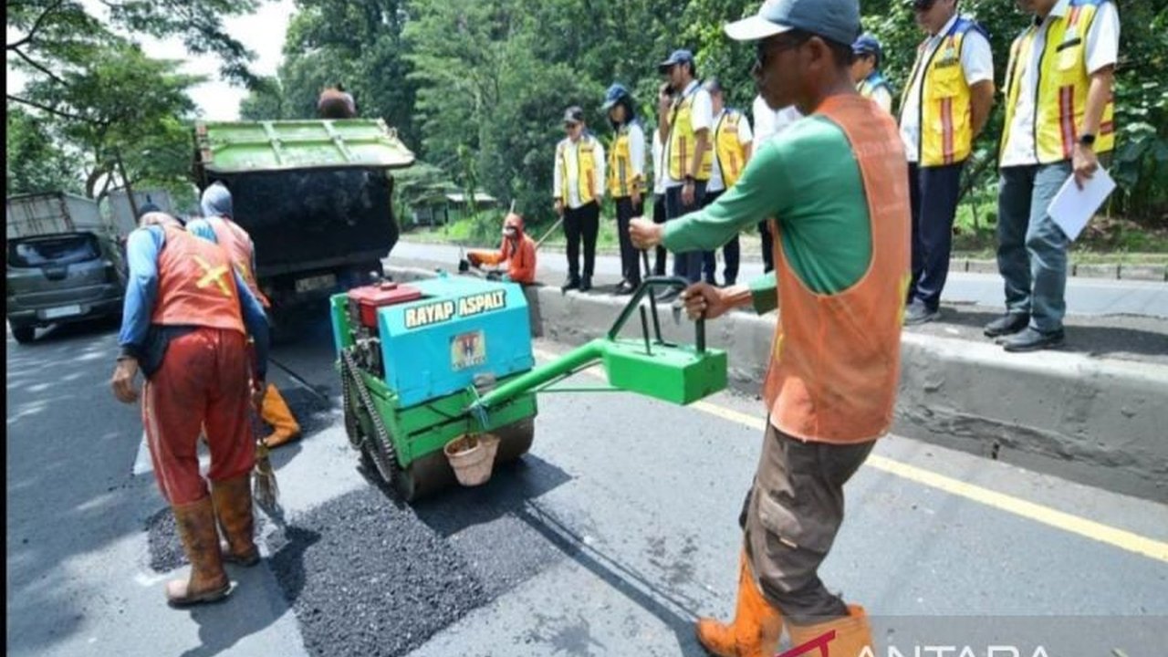 Pemerintah Kota Pekalongan mengalokasikan Rp3,3 miliar dari APBD untuk memperbaiki 31 ruas jalan rusak, ditargetkan selesai Februari 2025, guna mencegah kecelakaan.