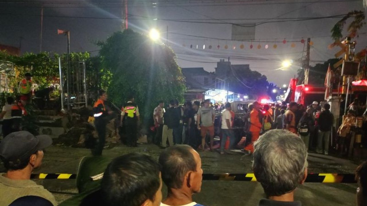 Kecelakaan di perlintasan kereta api Pondok Jati, Jakarta Timur, menyebabkan kerugian materiil dan immateril bagi KAI, serta menelan korban jiwa dan luka-luka; KAI akan menuntut ganti rugi.