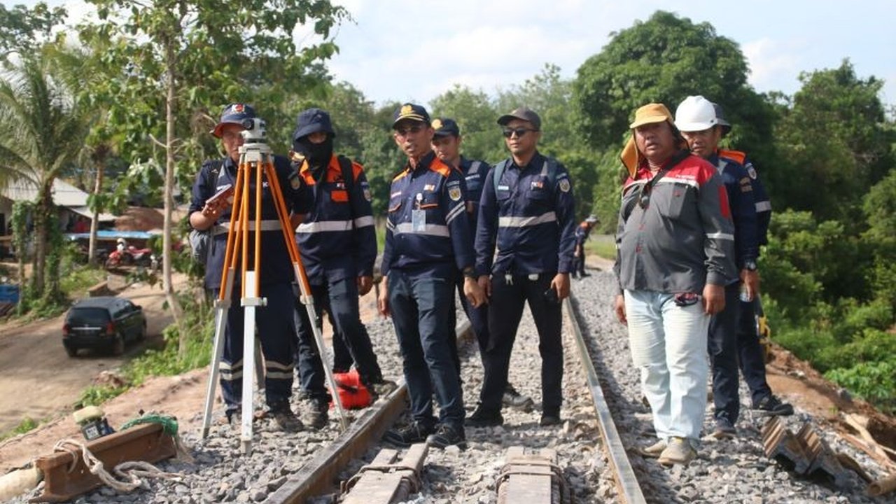 PT Kereta Api Indonesia (Persero) Divre IV Tanjungkarang menyiapkan Alat Material untuk Siaga (AMUS) di 22 titik rawan bencana, termasuk longsor, amblesan, dan banjir, guna memastikan keselamatan perjalanan kereta api.