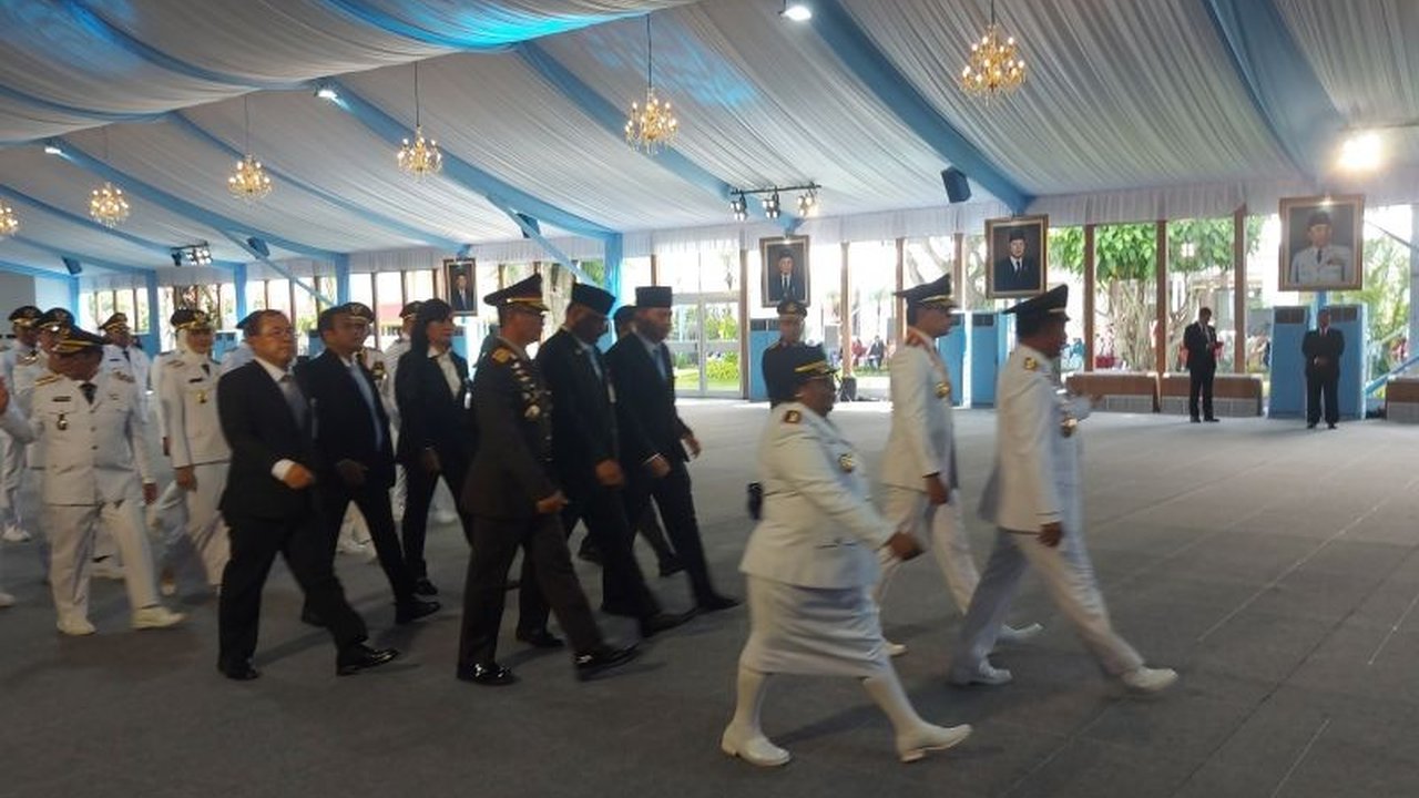 Enam kepala daerah terpilih mewakili enam agama di Indonesia dalam pelantikan serentak di Istana Kepresidenan Jakarta, Kamis (20/2), simbolis bagi keberagaman bangsa.