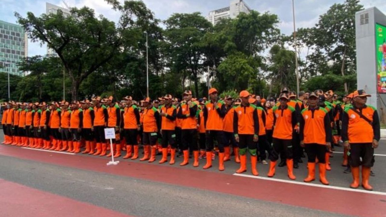 Gubernur dan Wakil Gubernur DKI Jakarta terpilih, Pramono Anung dan Rano Karno, langsung mengumpulkan pasukan PPSU, SDA, dan tenaga kesehatan usai pelantikan, siap jalankan program 100 hari kerja.