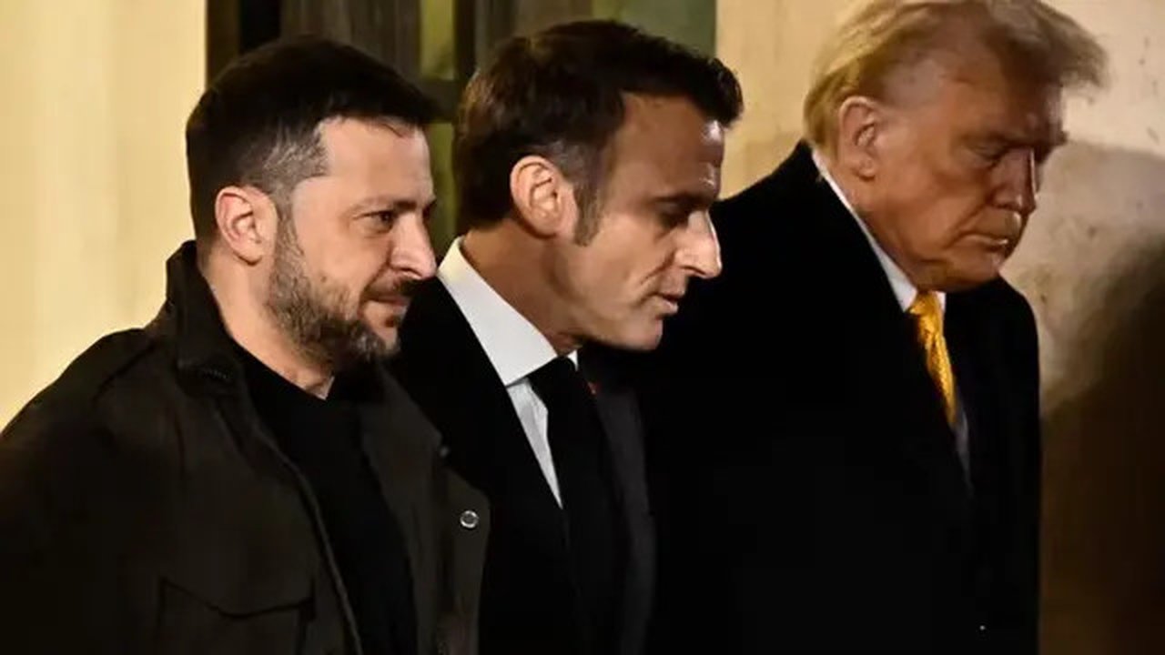 Presiden Ukraina Volodymyr Zelenskyy, Presiden Prancis Emmanuel Macron, dan presiden terpilih Amerika Serikat Donald Trump usai pertemuan mereka di Istana Presiden Elysee di Paris pada Sab