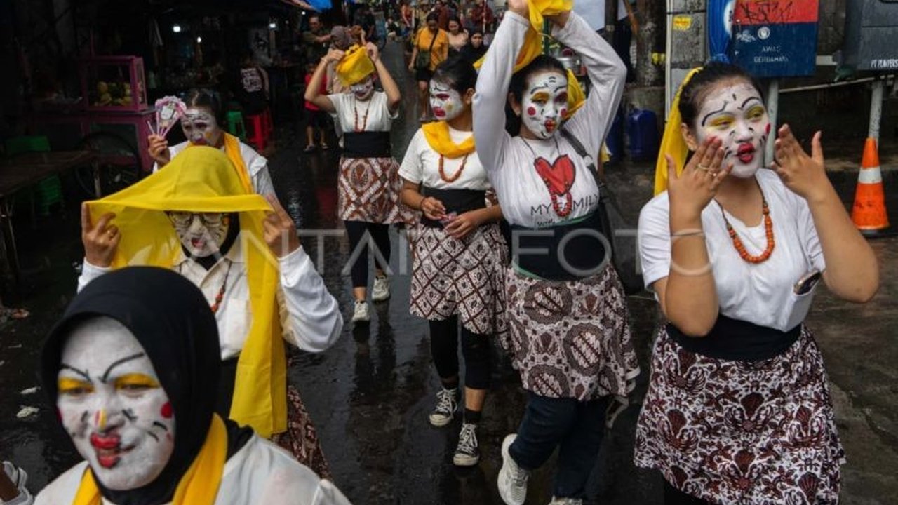 Festival budaya Sarkem Fest kembali digelar di Yogyakarta pada 21-22 Februari 2025, menampilkan tradisi ruwahan apem, kirab budaya, dan berbagai pertunjukan seni untuk melestarikan budaya lokal dan mempromosikan pariwisata.