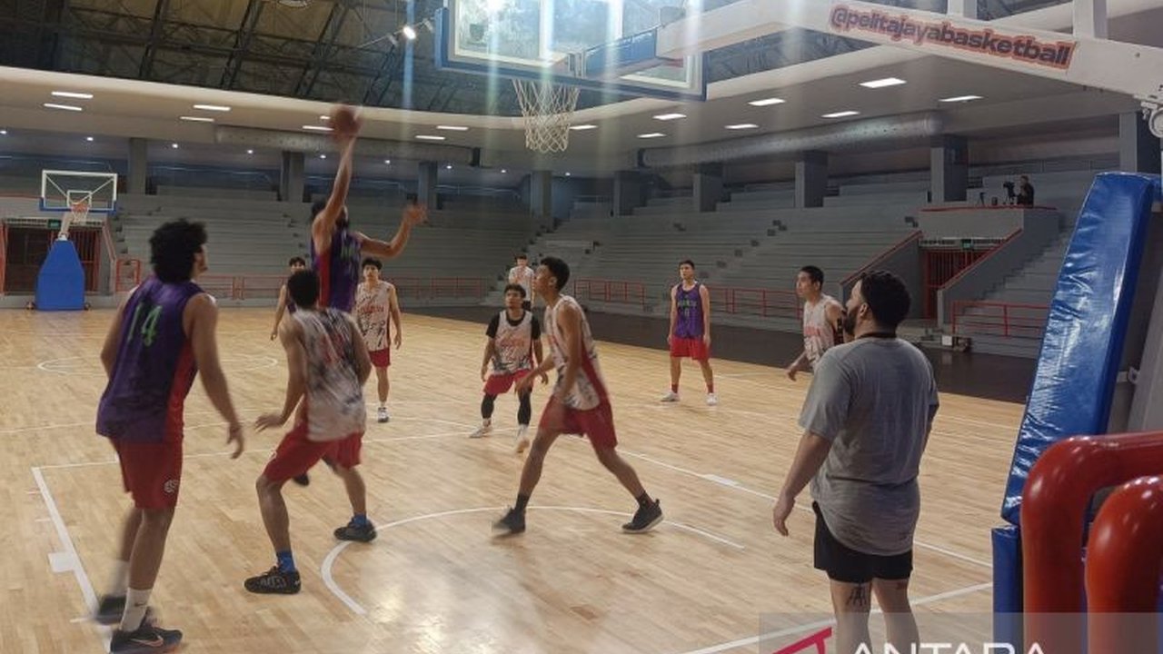 Timnas basket putra Indonesia akan menghadapi Australia dalam FIBA Asia Cup 2025 Qualifiers dengan strategi serangan cepat untuk mengatasi perbedaan postur tubuh pemain.