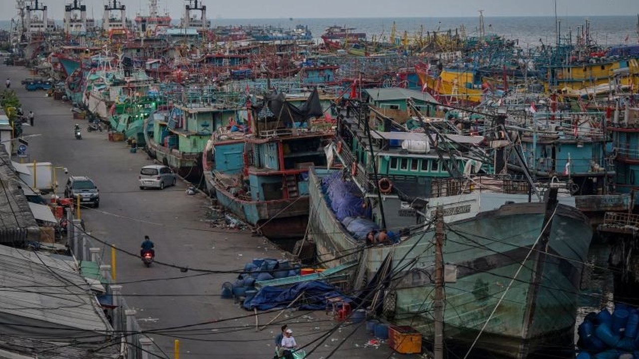 Empat pria ditangkap polisi terkait pengeroyokan sopir pengangkut ikan di Pelabuhan Muara Baru, Jakarta Utara; korban mengalami luka memar di beberapa bagian tubuh.