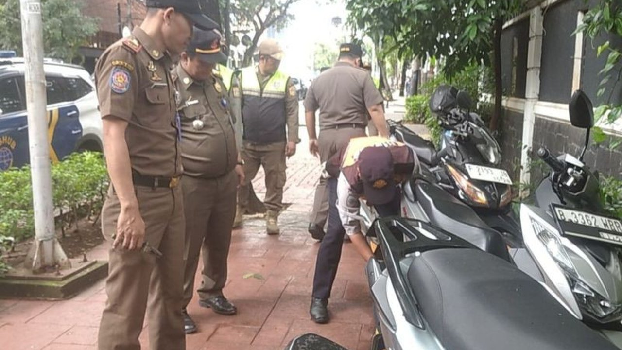 Sudin Perhubungan Jaksel menindak tegas parkir liar di Kebayoran Baru dengan menilang, menderek, dan mencabut pentil sejumlah kendaraan roda dua dan empat, serta menertibkan jukir liar demi kenyamanan pejalan kaki dan warga.