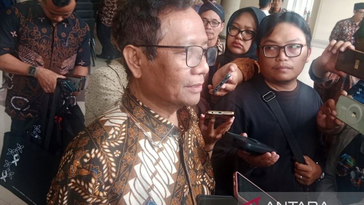 Mahfud Md. menilai banyak kebijakan pemerintahan Presiden Jokowi yang positif dan perlu diapresiasi, menanggapi tagar #IndonesiaGelap di media sosial.