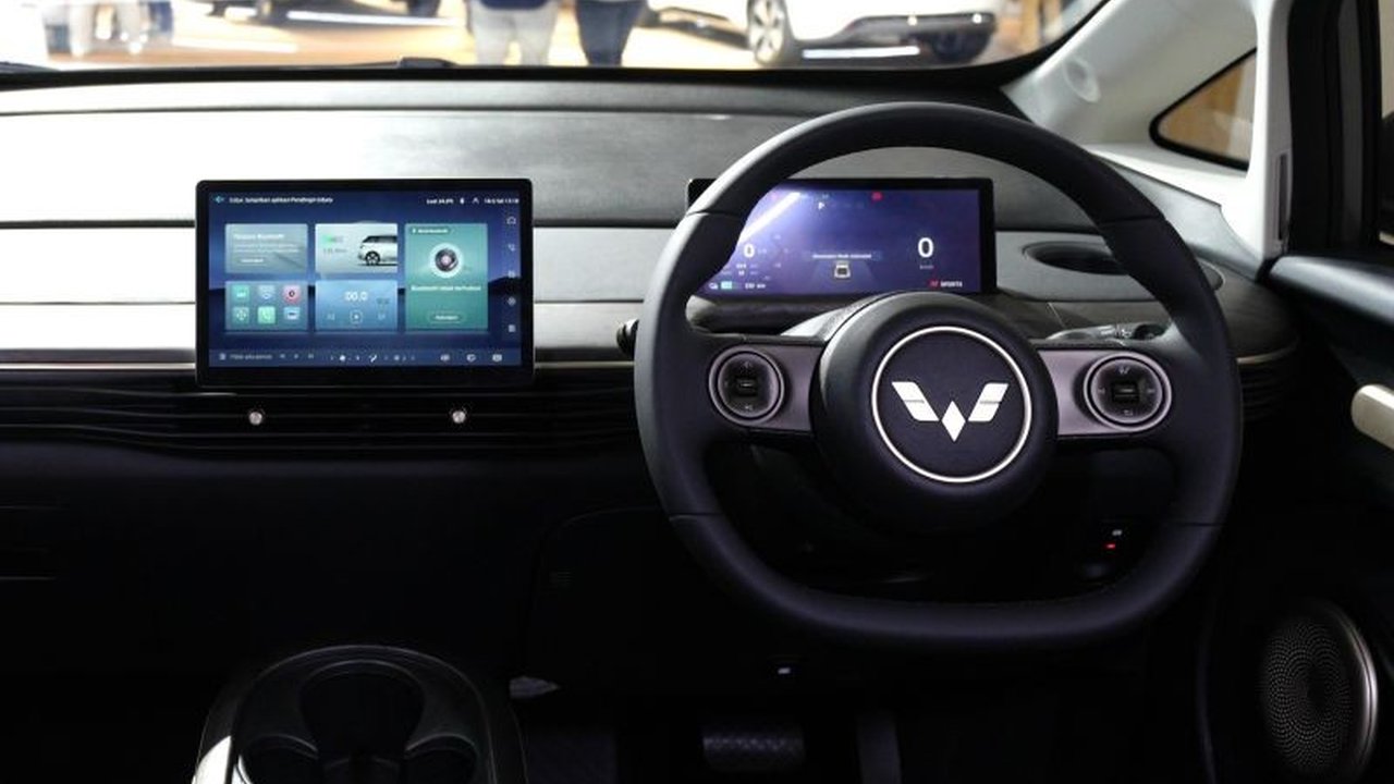 Wuling Motors meluncurkan New Cloud EV di IIMS 2025 dengan fitur konektivitas smartphone, varian baru, dan peningkatan kenyamanan serta keamanan berkendara.