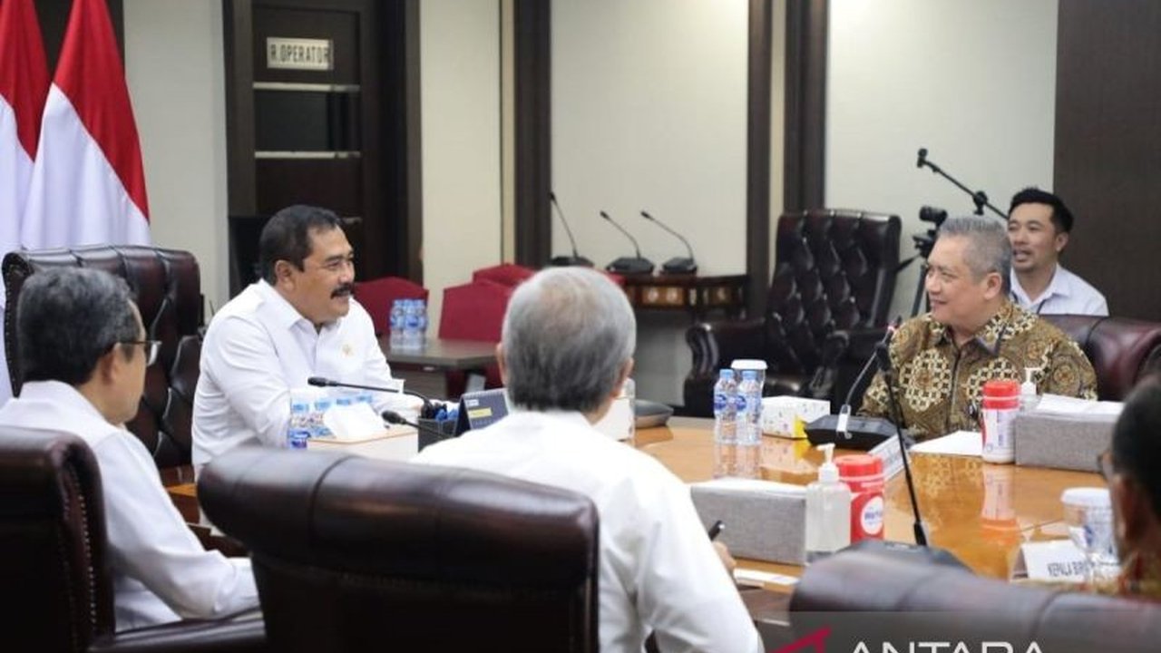 PT ASABRI (Persero) menyerahkan manfaat pensiun dan Tabungan Hari Tua (THT) kepada Jenderal Polisi (Purn) Agus Andrianto, mantan Menteri Imigrasi, yang telah memasuki masa purnabakti.