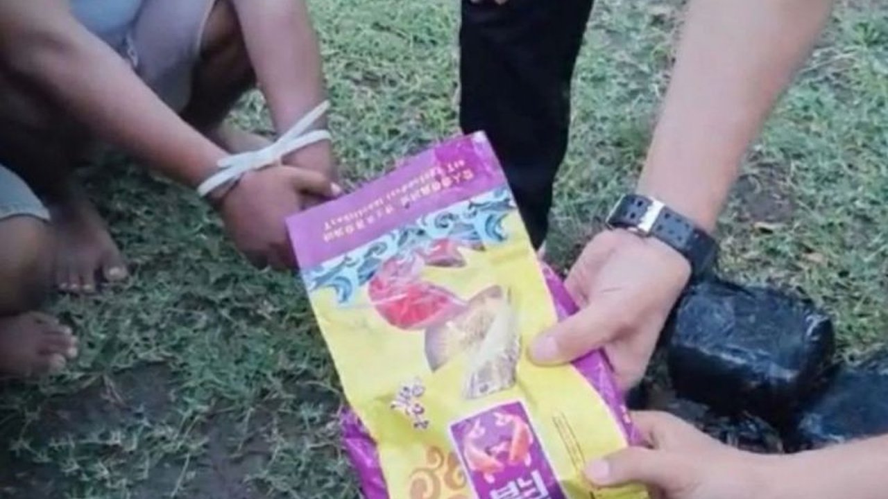 Bea Cukai Bengkalis berhasil menggagalkan penyelundupan 20 kilogram sabu di perairan Pambang, Bengkalis, dengan menangkap dua tersangka yang berupaya kabur.