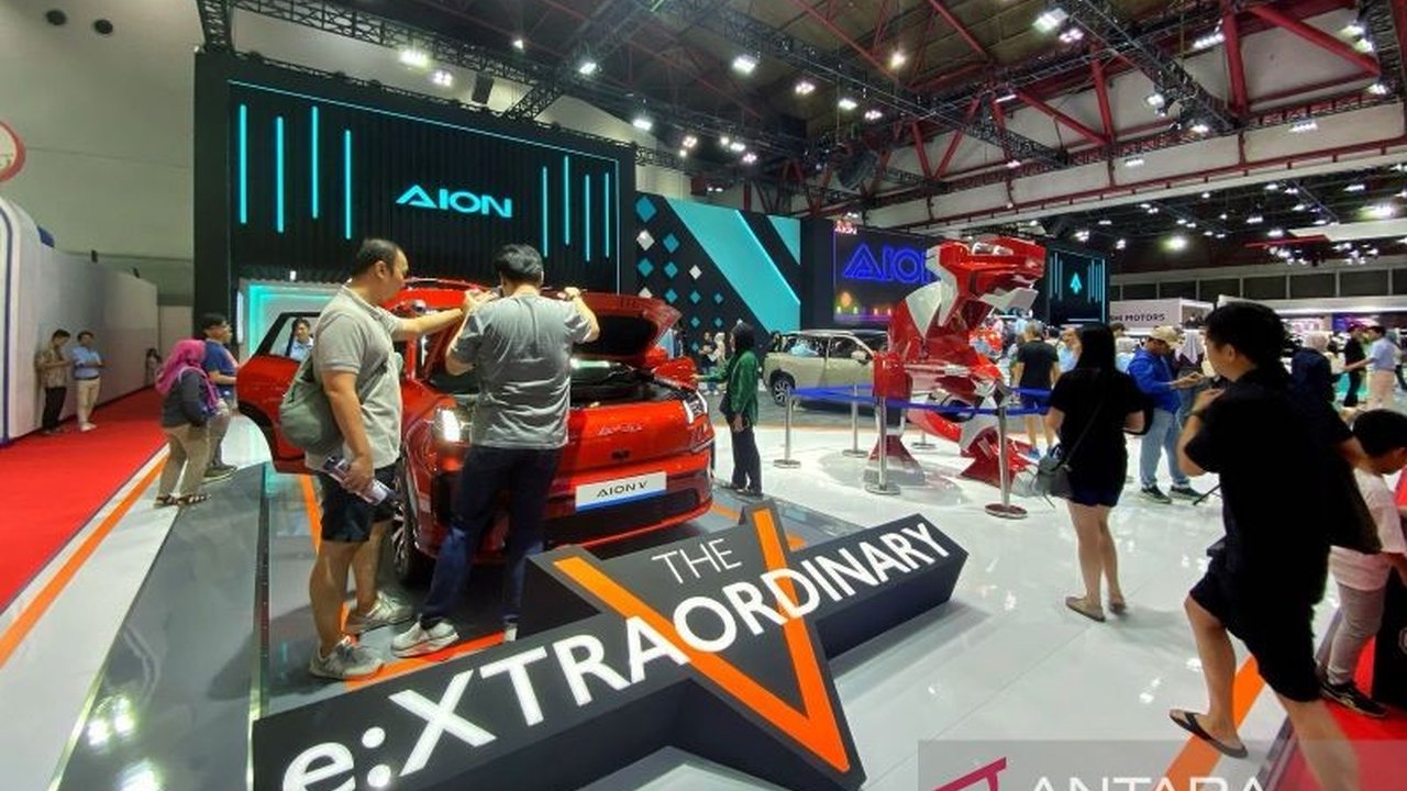 IIMS 2025: Aion V Luxury hadir dengan harga Rp489 juta, menawarkan fitur mewah seperti kulkas mini dan kursi pijat, serta teknologi keselamatan canggih, berbeda dengan varian Exclusive.