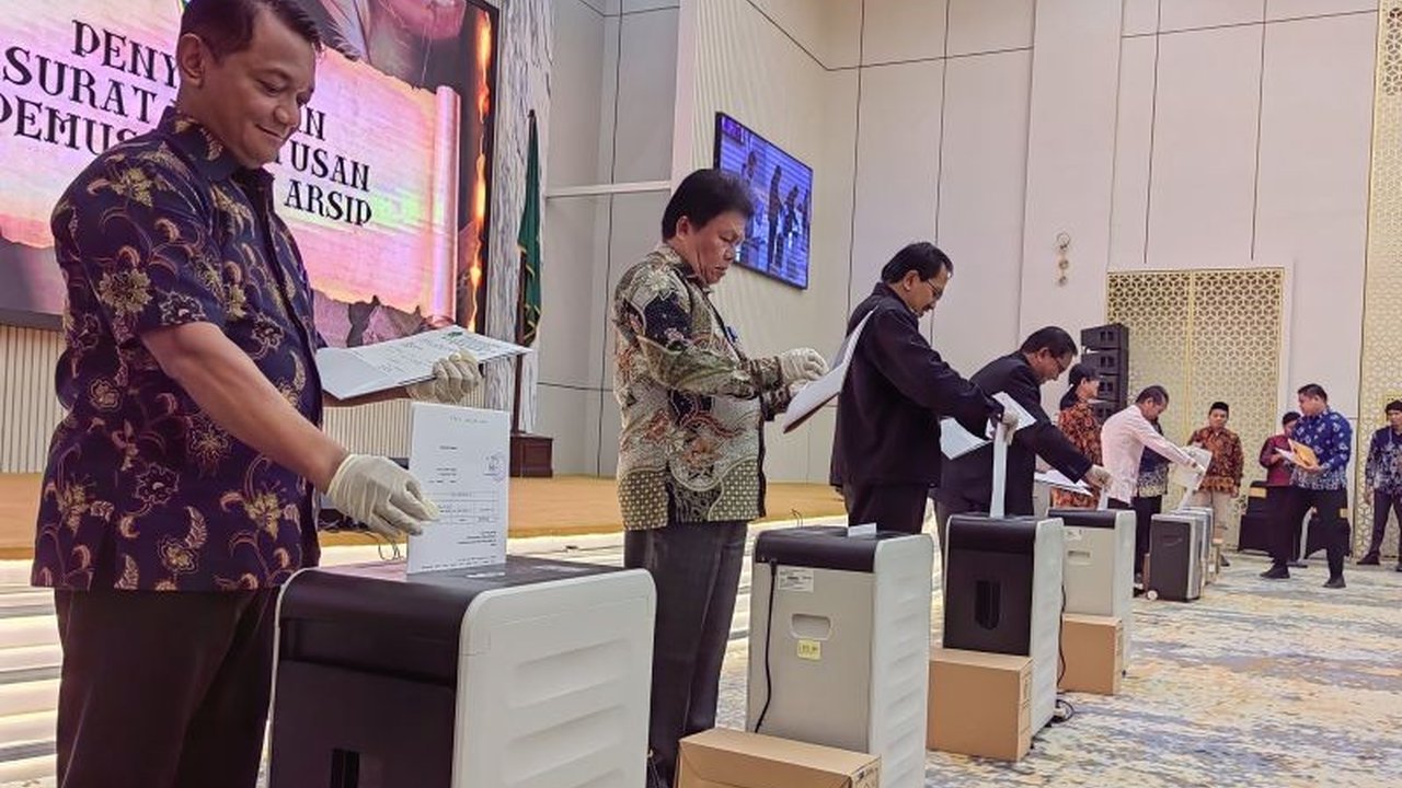 Direktorat Jenderal Bimbingan Masyarakat Buddha dan Katolik Kementerian Agama bekerja sama memusnahkan lebih dari 21 ribu arsip lama yang telah melewati masa retensinya, demi keamanan informasi dan efisiensi kerja.