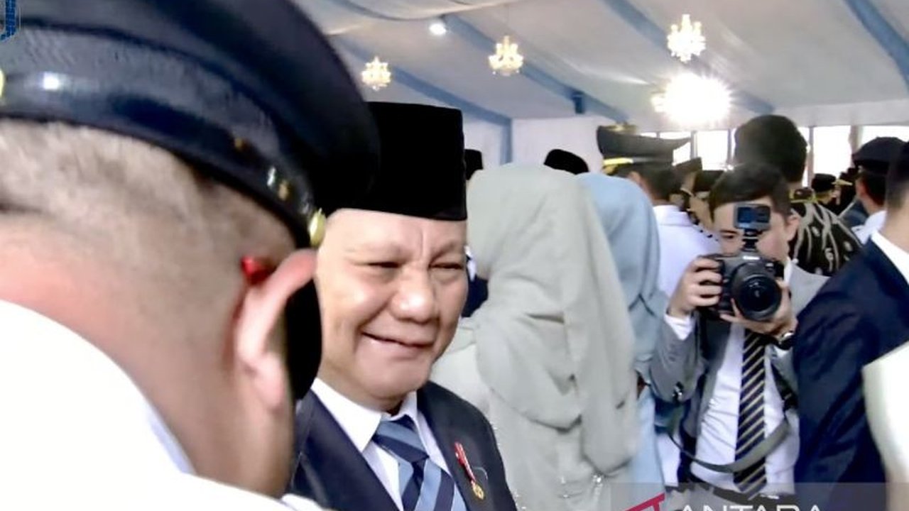 Presiden Prabowo Subianto menjabat tangan 961 kepala daerah yang baru dilantik, menandai momen bersejarah dalam demokrasi Indonesia.