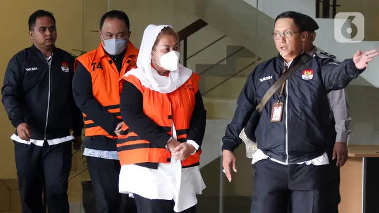 Wali Kota Semarang, Hevearita Gunaryanti Rahayu alias Mbak Ita (ketiga kiri) dan suaminya yang menjabat sebagai Ketua Komisi D DPRD Provinsi Jawa Tengah, Alwin Basri (kedua kiri) diborgol ser