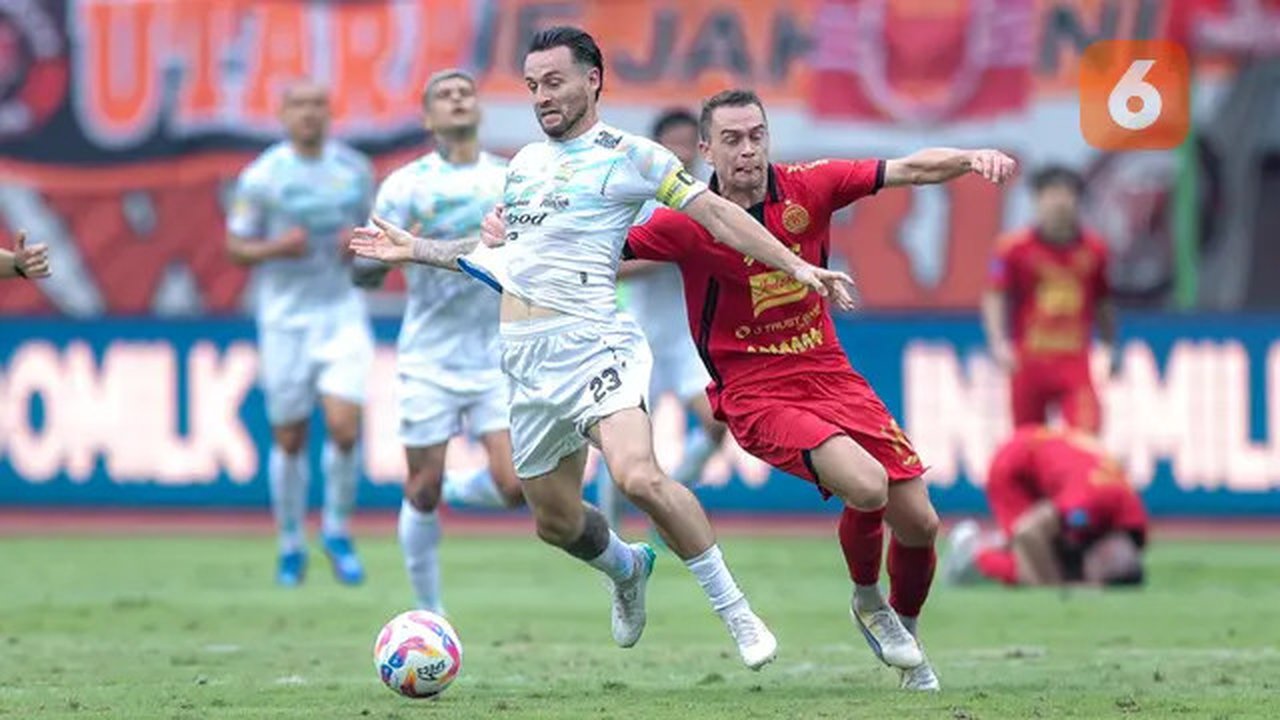 Pemain Persib Bandung, Marc Klok (kiri) berebut bola dengan pemain Persija Jakarta, Maciej Gajos dalam laga lanjutan BRI Liga 1 2024/2025 di Stadion Patriot Candrabhaga, Bekasi, Minggu (16/02
