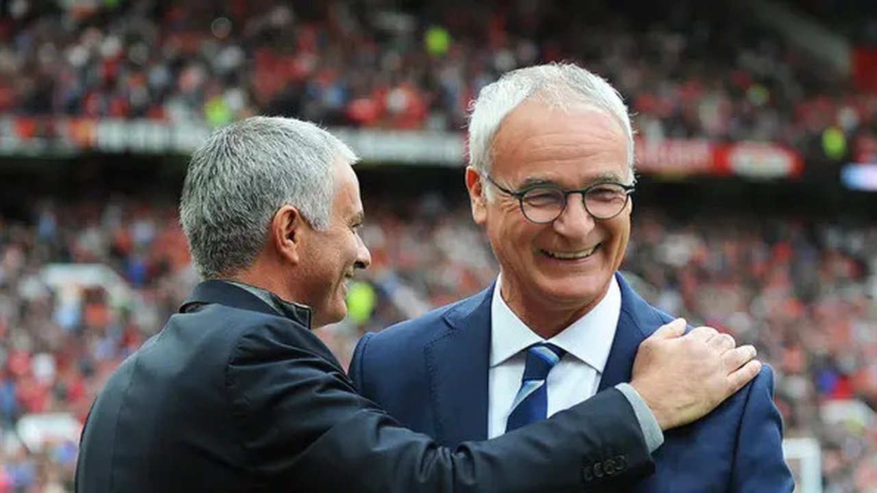 Jose Mourinho berusaha membesarkan hati Claudio Ranieri yang dipecat Leicester City pada Kamis, 23 Februari 2017. (EPA/Peter Powell)