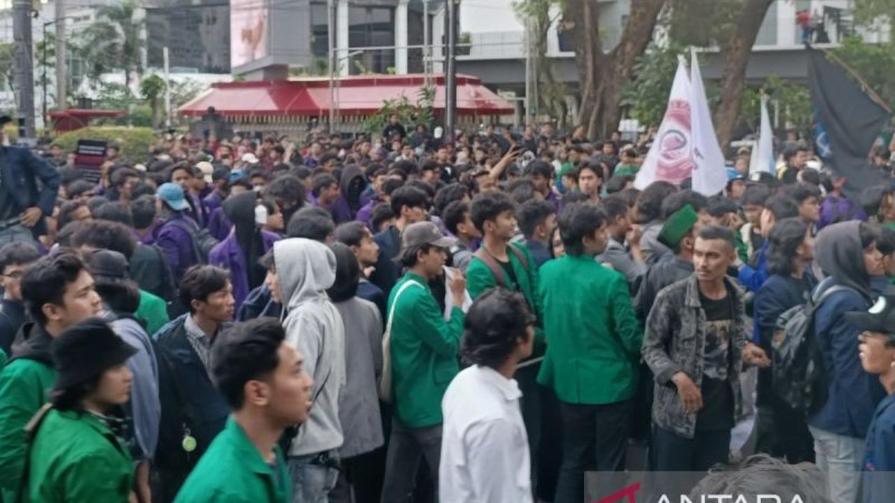 Demo mahasiswa BEM SI di Patung Kuda, Jakarta, menuntut Presiden Prabowo menolak rangkap jabatan dan sembilan poin penting lainnya terkait kebijakan publik.
