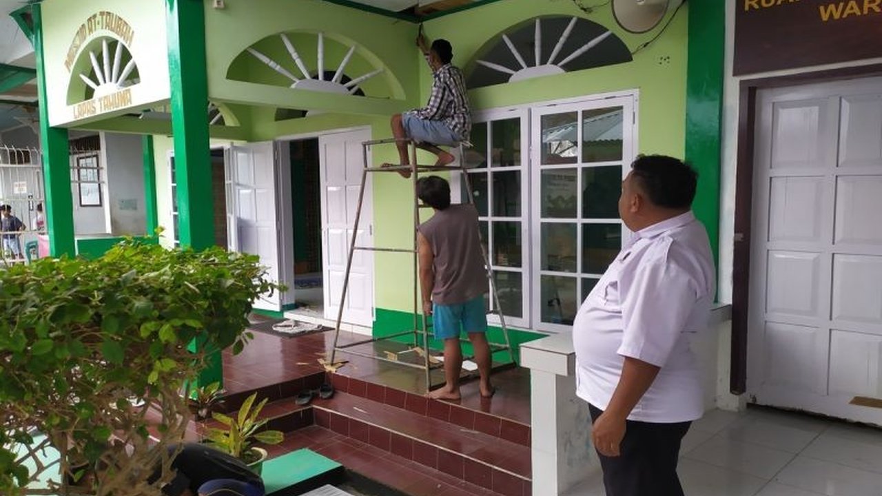 Lembaga Pemasyarakatan Kelas IIB Tahuna, Kabupaten Sangihe, Sulawesi Utara, perbaiki dan cat ulang Masjid At-Taubah untuk kenyamanan ibadah Ramadhan dan Idul Fitri.