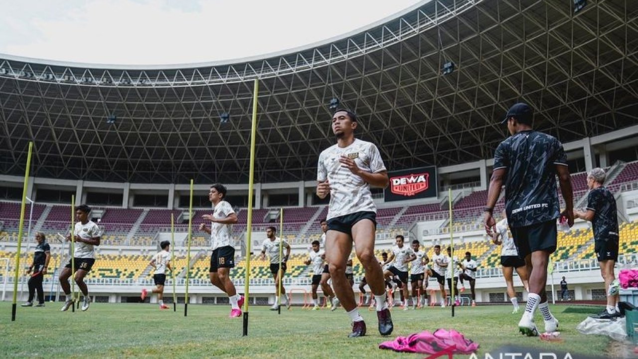 Dewa United berambisi merebut posisi kedua klasemen Liga 1 dari Persebaya Surabaya dalam laga panas di Stadion Pakansari, Jumat (21/2).