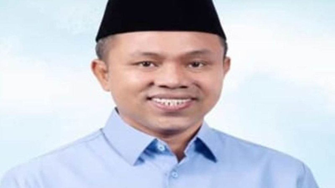 Abdul Wahid, mantan cleaning service dan santri asal Indragiri Hilir, dilantik sebagai Gubernur Riau periode 2025-2030, setelah berkarier sebagai anggota DPR RI.