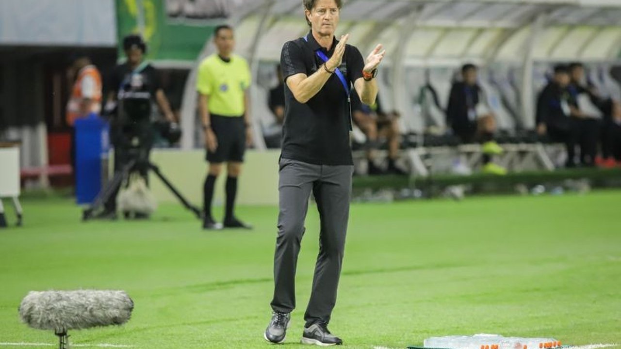 Pelatih baru PSS Sleman, Pieter Huistra, bertekad membawa tim keluar dari zona degradasi Liga 1 Indonesia dengan hanya 11 pertandingan tersisa.