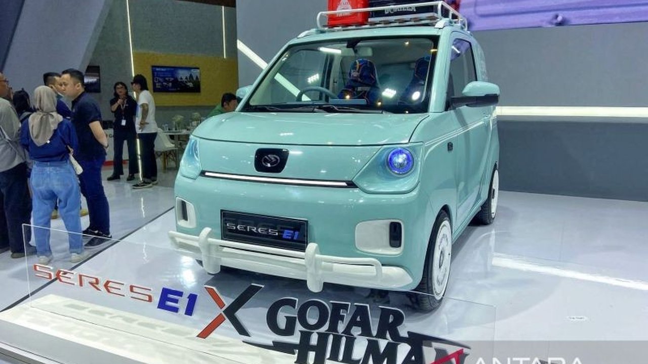 Kolaborasi Seres dan Gofar Hilman dalam memodifikasi Seres E1 sukses menarik perhatian pengunjung IIMS 2025, memamerkan potensi mobil listrik mungil untuk personalisasi dan fungsi komersial.