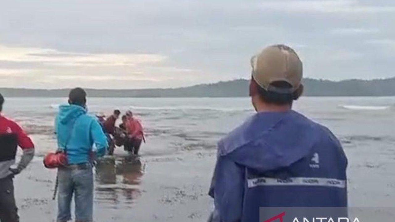 Kecelakaan laut di Pantai Karang Daeu, Sukabumi, Jawa Barat menewaskan satu nelayan dan satu lainnya masih hilang setelah tergulung gelombang tinggi saat memancing.