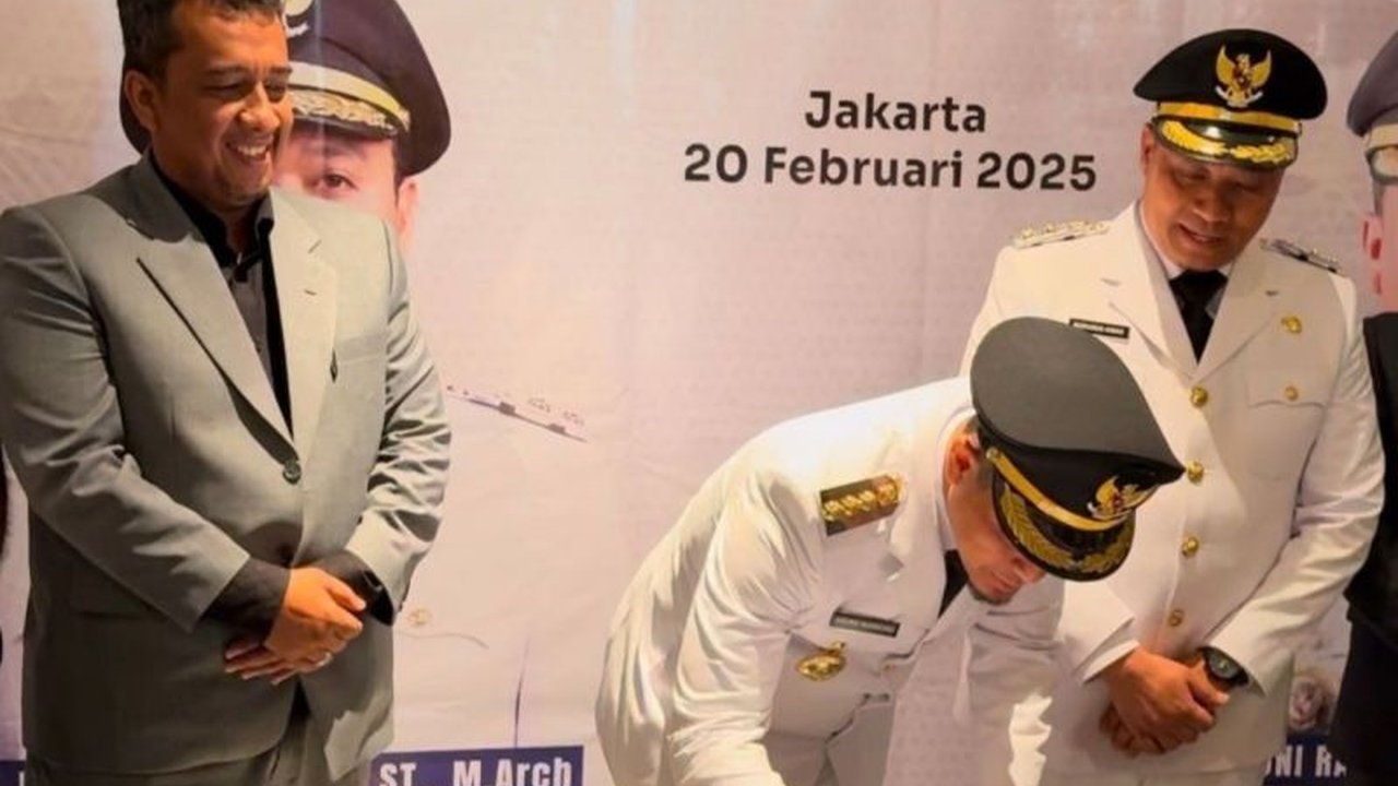 Pemerintah Kota Pekanbaru resmi menurunkan tarif parkir setelah Wali Kota Agung Nugroho melantik Perwako Nomor 02 Tahun 2025, dengan rincian tarif baru untuk roda dua Rp1.000, roda empat Rp2.000, dan roda enam Rp6.000.