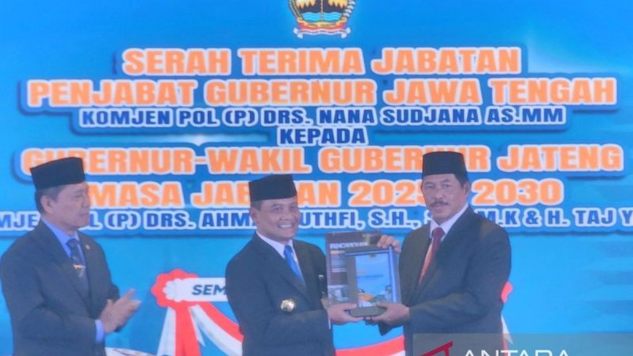 Penjabat Gubernur Jawa Tengah, Nana Sudjana, menyerahkan tongkat estafet kepemimpinan kepada Ahmad Luthfi yang resmi menjabat Gubernur Jateng periode 2025-2030 setelah dilantik Presiden Prabowo Subianto.