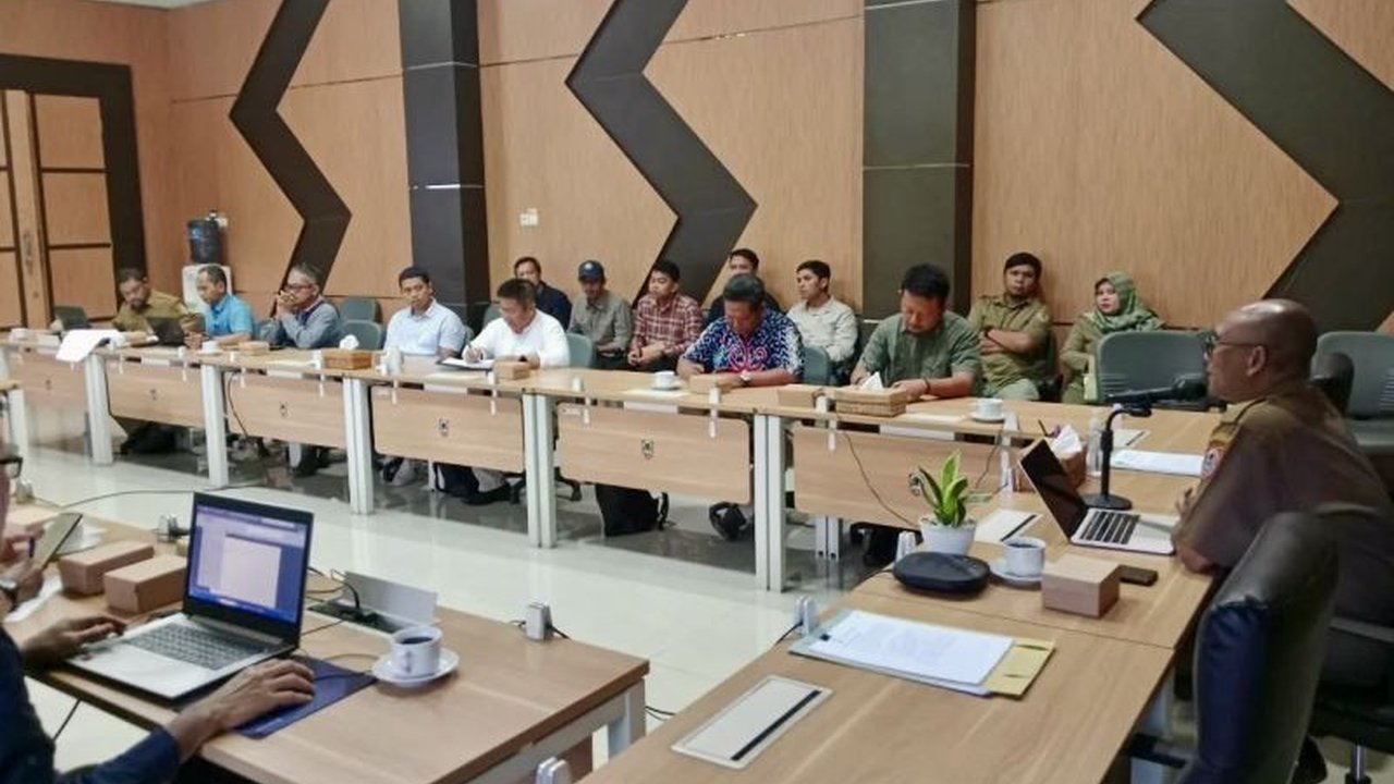 Dinas Kehutanan Kalsel menggelar rapat koordinasi untuk membahas pemberdayaan masyarakat dalam pengelolaan Daerah Aliran Sungai (DAS) sesuai arahan Menteri Kehutanan, demi keberlanjutan ekosistem dan peningkatan kesejahteraan masyarakat.